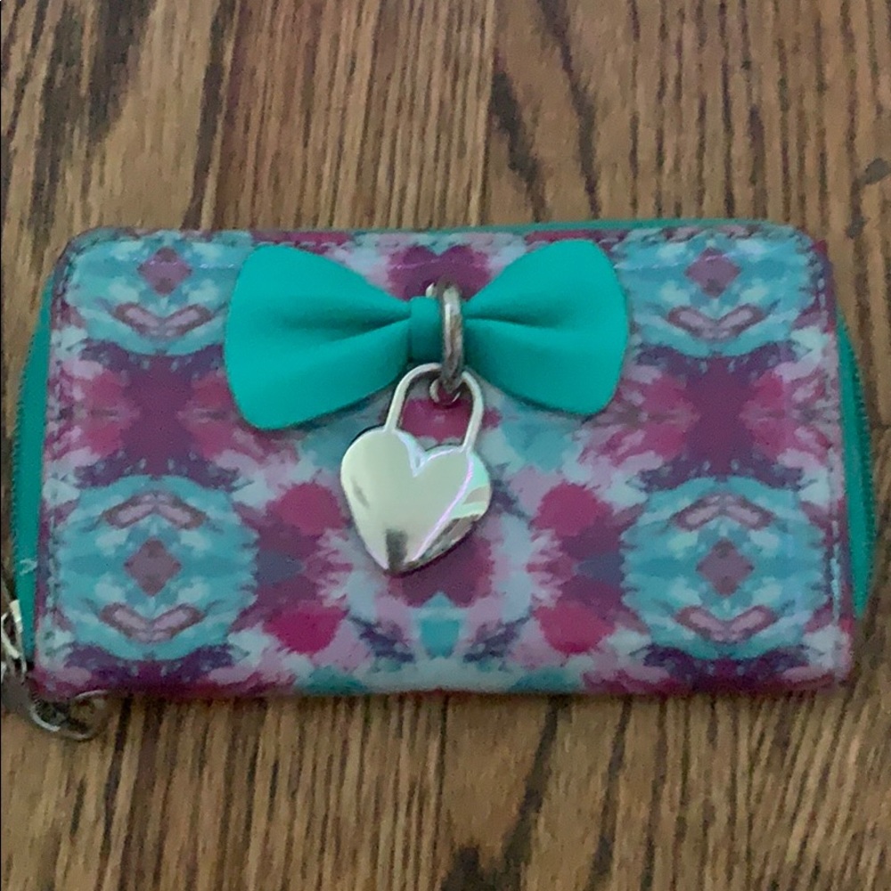 girls Claire’s wallet!